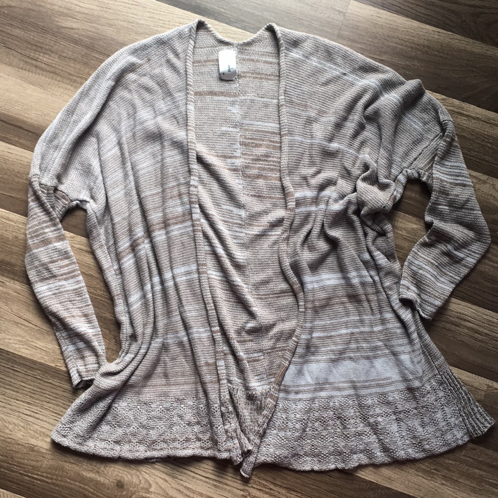 Pico vela brown cardigan hem detail. OS medium
